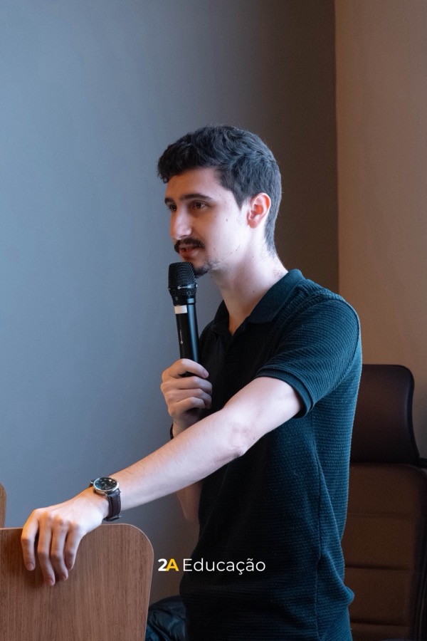 Gabriel Pedrozo conduzindo uma mentoria ao vivo, microfone na mão